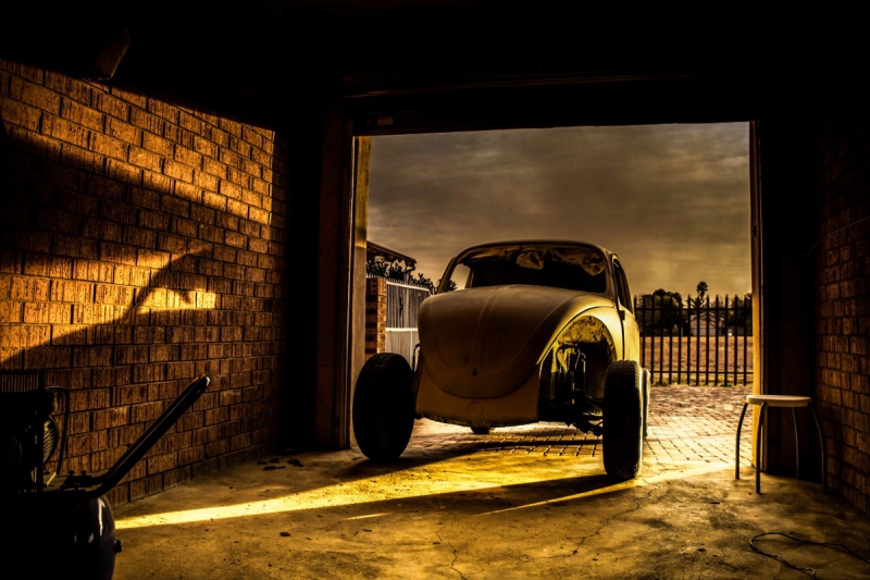 carrosserie-BELGENTIER-min_car_garage_volkswagen_sunset_vw_beetle-81658